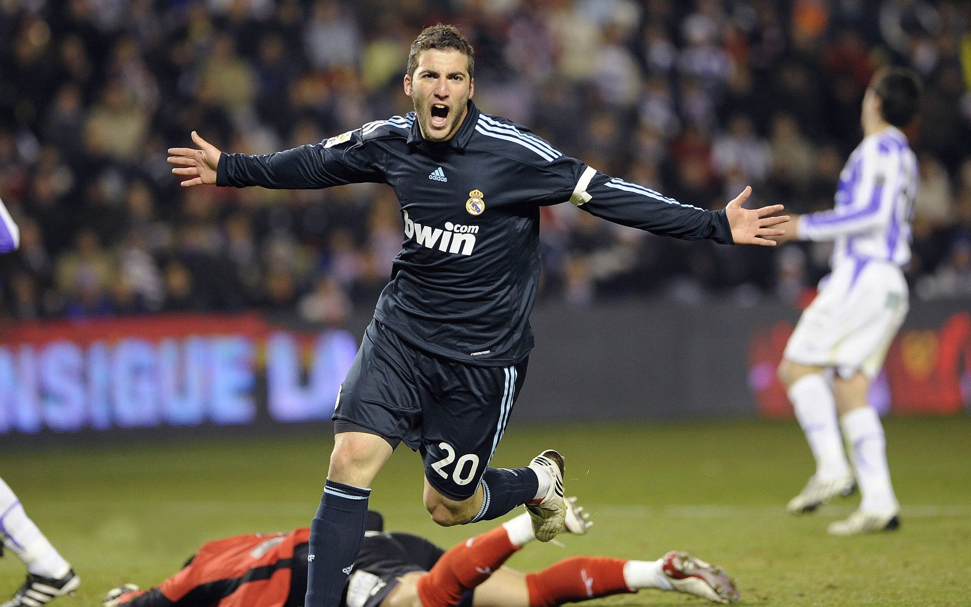 开云官网-神兵天降！替补梅西20分钟导演逆转，皇马钢铁防线为何瞬间崩塌？我才能生成标题。